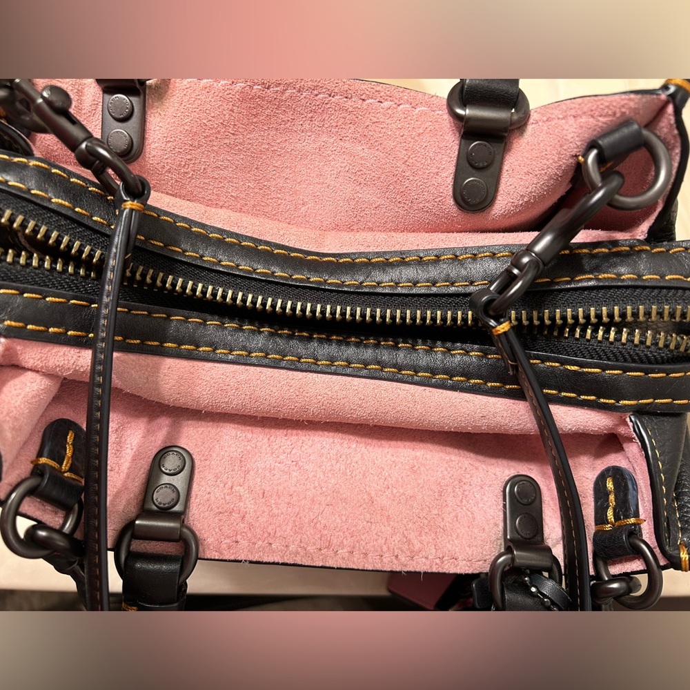 COACH 1941 Rogue 25 with Tea Rose Applique Black Pink Pebble Leather 87065 - Picture 9 of 15